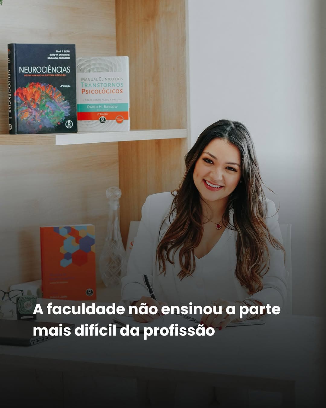 Outro dia eu estava pensando em quantas coisas uma psicóloga aprende ao longo da formação.
São anos de estudo.
Supervisão.
Leitura.
Prát