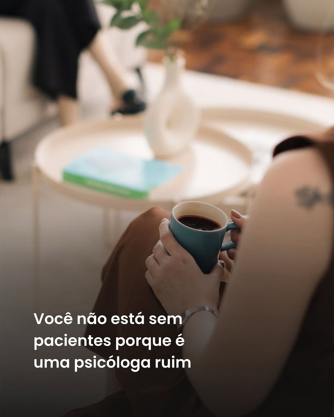 Muitas psicólogas passam anos tentando resolver a falta de pacientes da forma errada.
Fazem mais cursos.
Buscam mais certificações.
Estudam